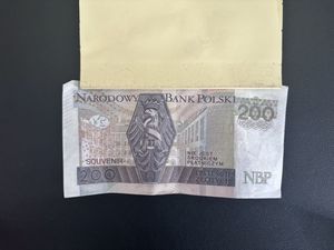 Fałszywy banknot 200 złotych z nadrukiem &quot;souvenir&quot;.