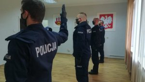 Umundurowaniu policjanci podczas ślubowania.