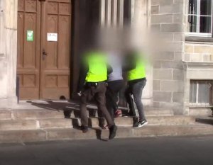 Uciekając przed policjantami zmusił innych kierowców do gwałtownych manewrów. Został zatrzymany i trafił do aresztu