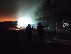 Nocne zdjęcie policjantów pełniący służbę na granicy.