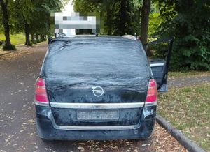 Tył samochodu typu van.