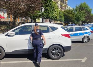 Bolesławieccy policjanci sprawdzają czy w zaparkowanych autach nie ma dzieci albo zwierząt