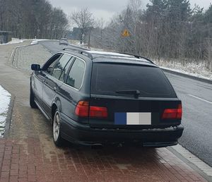 Pojazd osobowy kombi stający w zatoczce drogi.