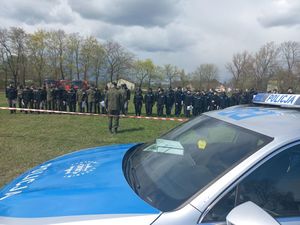 Promocja zawodu policjanta podczas manewrów klas mundurowych