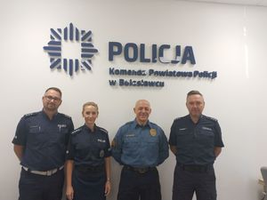 Policjanci bolesławieckiej komendy i amerykański policjant.