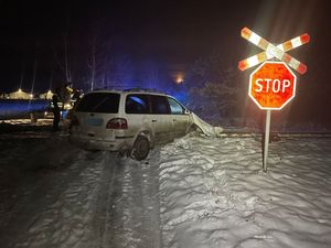 Zderzenie samochodu z pociągiem. Nikomu nic się nie stało. Policjanci apelują o ostrożność