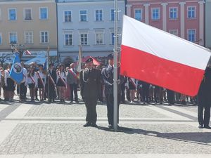 Bolesławieccy policjanci uczestniczyli w obchodach Święta Flagi Rzeczpospolitej Polskiej
