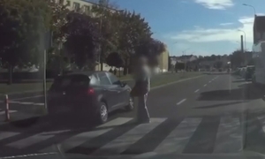O mały włos od tragedii. Kierujący prawie potrącił pieszego na przejściu