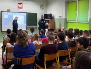 Policjanci przygotowują dzieci i młodzież do bezpiecznego spędzenia ferii