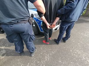 Dzielnicowi z Nowogrodźca zatrzymali mężczynę skazanego za włamania, który przez najbliższy rok będzie odbywał karę pozbawienia wolności