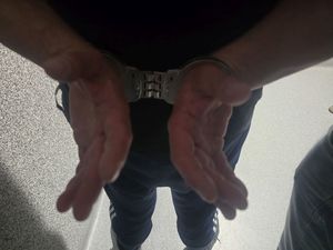 Mężczyzna groził sąsiadce pozbawieniem życia, został zatrzymany i usłyszał zarzut