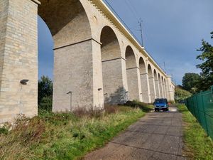 Wiadukt kolejowy w Bolesławcu. Jadący radiowóz oznakowany Policji.