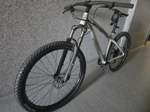 Kryminalni odzyskali rower skradziony pod szkołą oraz zatrzymali sprawcę dwóch kradzieży, a także jego kompana, który posiadał narkotyki