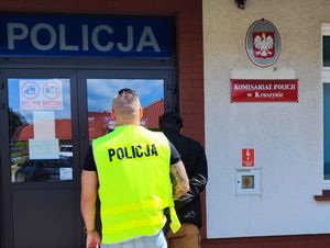 Rzucił butelką w pojazd i wybił szybę, usłyszał zarzut