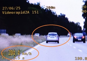 Drogówka zatrzymała na A4 trzech piratów drogowych. Jeden wracał z koncertu, drugi wracał z pracy, a trzeci wiózł dziecko na wakacje