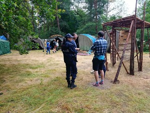 Policjanci wzięli udział w prewencyjnej ewakuacji harcerzy z obozowiska w związku z niepokojącymi prognozami pogody