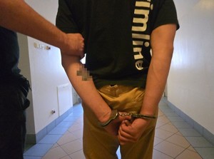 Włamywali się do sklepów w kombinezonach malarskich, wykorzystując do tego młot i... samochód