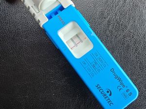 Zdjęcie ilustracyjne - narkotest w kolorze niebieskim.