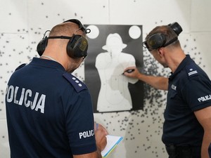 Czy wiesz, kto uczy policjantów strzelania z broni palnej?