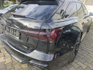 Tył czarnego pojazdu osobowego marki Audi.