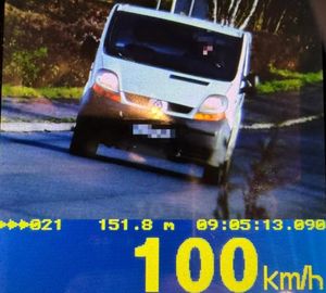 Kadr z pomiaru prędkości, widoczny biały bus oraz wskazie prędkości 100 km/h.