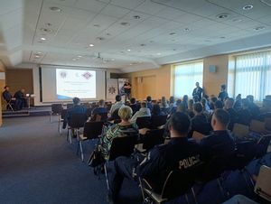 Debata „Bezpieczeństwo w ruchu drogowym – możesz mieć na nie wpływ” zorganizowana przez policjantów dla uczniów szkół średnich