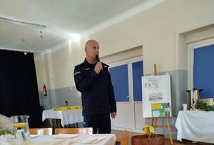 Przemawiający umundurowany policjant.
