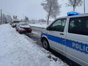 TRUDNE WARUNKI NA DROGACH – POLICJA APELUJE O ROZWAGĘ