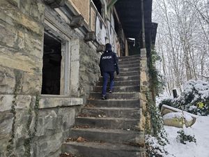 NIE BĄDŹ OBOJĘTNY – NISKIE TEMPERATURY ZAGRAŻAJĄ ŻYCIU!  POLICJANCI APELUJĄ O REAGOWANIE