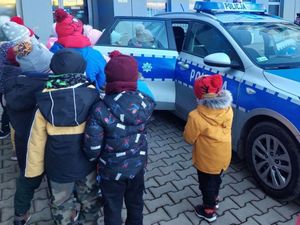 Przedszkolaki i zuchy z wizytą w komendzie