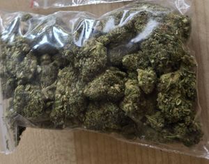 Zdjęcie ilustracyjne. Zielona substancja w foliowym opakowaniu.