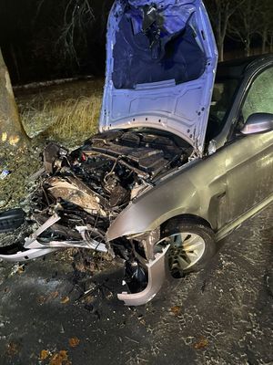 Policyjna pomoc w noc sylwestrową. Ogień pod maską. Kryminalni uwolnili uwięzionego kierowcę.