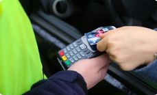Płatności bezgotówkowe za mandaty w Policji – program przedłużony do 2028 roku