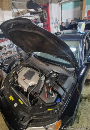 Sprawcy zatrzymani na gorącym uczynku. Policjanci odzyskali skradziony pojazd