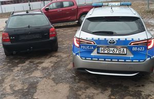 Drogówka zatrzymała kierowcę po narkotykach, z sądowym zakazem, poszukiwanego w pojeździe niedopuszczonym do ruchu z tablicami od innego auta