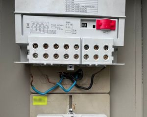 Kradzież prądu w gminie Warta Bolesławiecka, 32-latka odpowie przed sądem