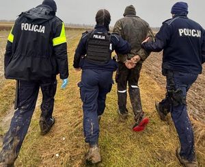 Kierowca przyspieszył na widok radiowozu. Powodów miał kilka – aktywny zakaz, cofnięte uprawnienia, jednak to dopiero początek problemów 27-latka