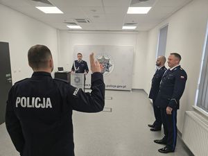 Dziś przyjęcia do służby – bolesławiecka jednostka ma dwoje nowych policjantów. I Ty możesz zostać jednym z nas!