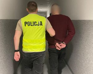 Agresywny 35-latek usłyszał zarzuty za przestępcze działania wobec pokrzywdzonej oraz interweniujących policjantów