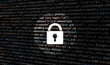 Nie daj się oszukać – przestępcy stosują fałszywe instrukcje przeniesienia i wpłaty środków