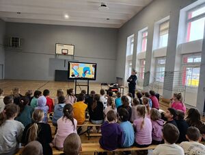 Lekcja bezpieczeństwa z policjantką. Uczniowie poznali konsekwencje swoich czynów