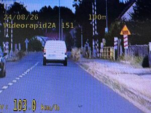 Kadr z nagrania wideorejestratora, na którym widoczny jest biały pojazd.