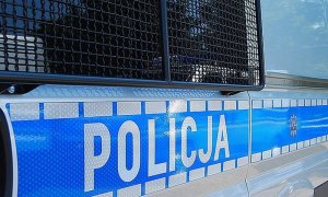 Zdjęcie bocznych drzwi radiowozu i napis POLICJA