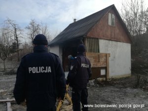 Policjanci podczas kontroli miejsc gdzie przebywają bezdomni