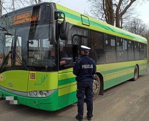 Policjantka w trakcie kontroli autobusu