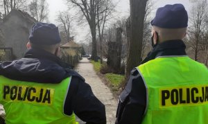 Na zdjęciu policjanci podczas patrolowania