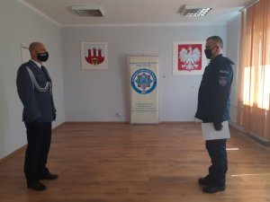 Na zdjęciu widać dwóch stojących przodem do siebie umundurowanych funkcjonariuszy, po lewej I Zastępca Komendanta Policji w Bole