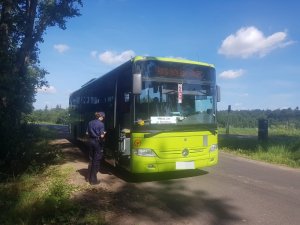 Na zdjęciu autobus PKS Bolesławiec i stojąca przy nim umundurowana policjantka