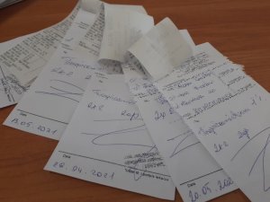 Na zdęciu widoczne jest 5 recept ułożone wachlarzowo jedna na drugiej i dopięte paragony. Obraz częściowo jest zamazany  z uwagi na dane lekarza, pacjenta i przychodni